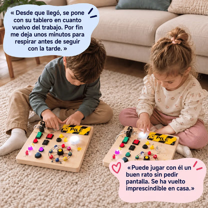 Dos niños jugando con el tablero luminoso