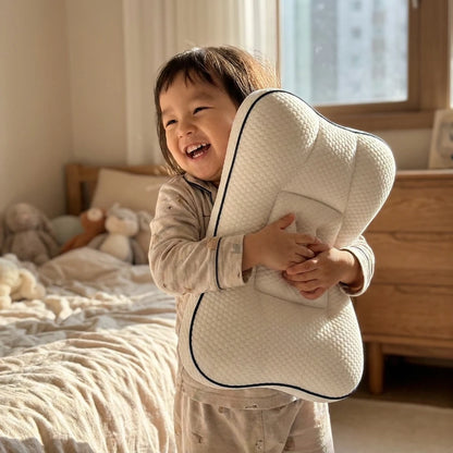 Enfant qui serre son oreiller ergonomique dans les bras